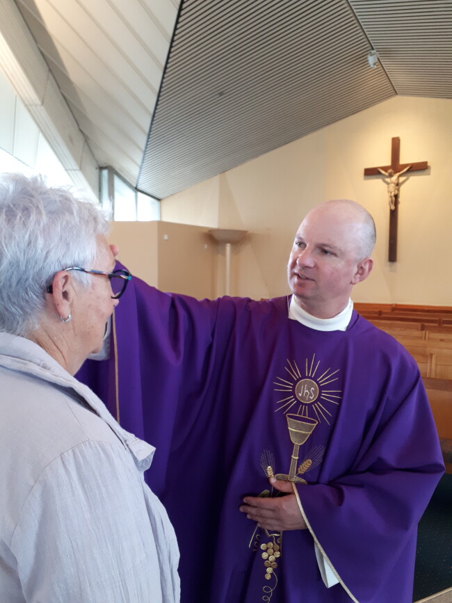 Simon anointing lady